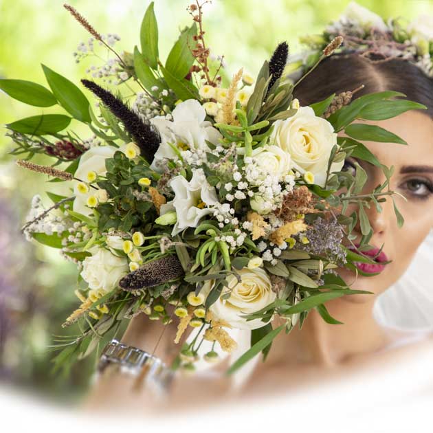 دسته گل سفید فرمالیته عروس کد 1006